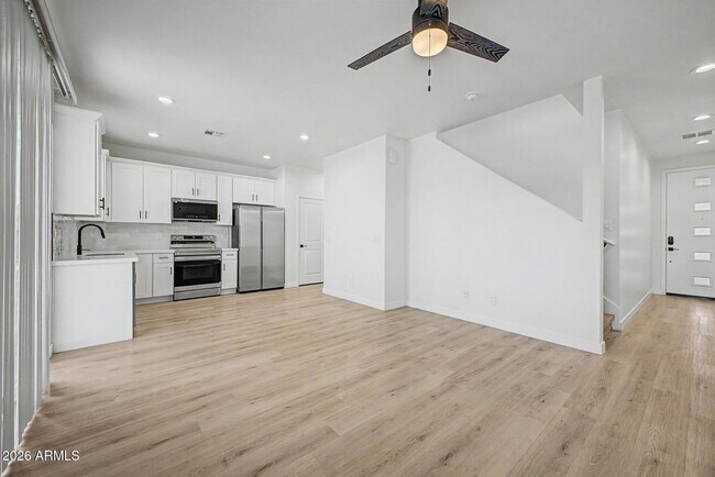 Building Photo - 141 W Latona Rd