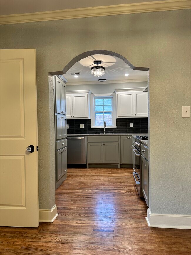 Building Photo - 3134 E 17th St