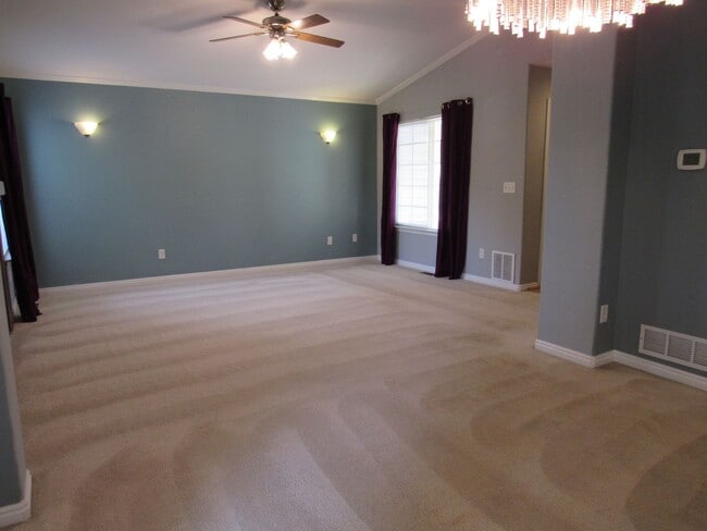Building Photo - Bright and well maintained 4 bed, 3 bath h...
