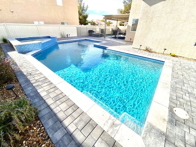 Building Photo - ENJOY THIS STUNNING 3 BEDROOM WITH A TRANQ...