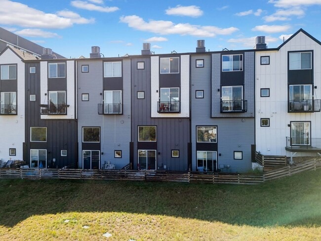 Building Photo - Stunning 3-bedroom, 4-bathroom townhouse!