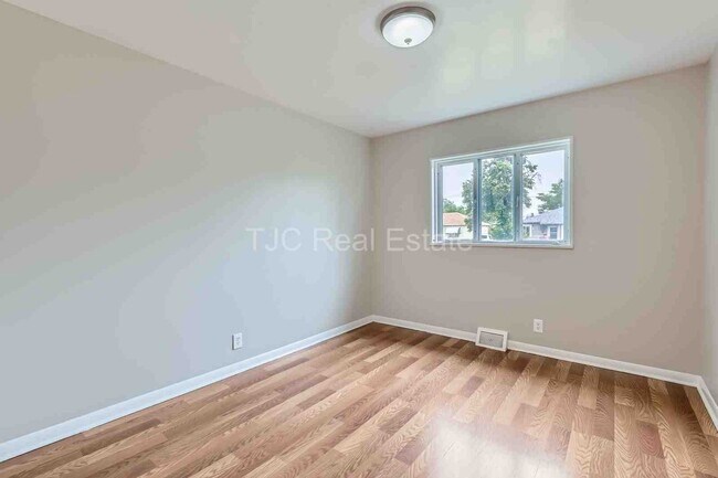 Building Photo - 1665 Lima St