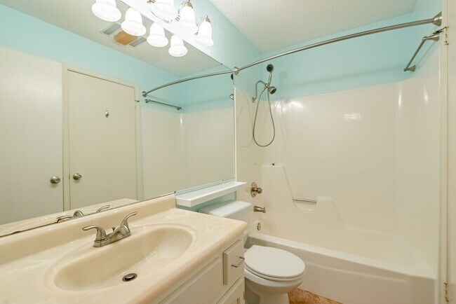 Building Photo - Stunning 2 Bedrooms, 2 Bathrooms in Quail ...