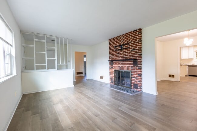 Building Photo - Lovely 3 BR/2 BA Single-Family Home in Gle...