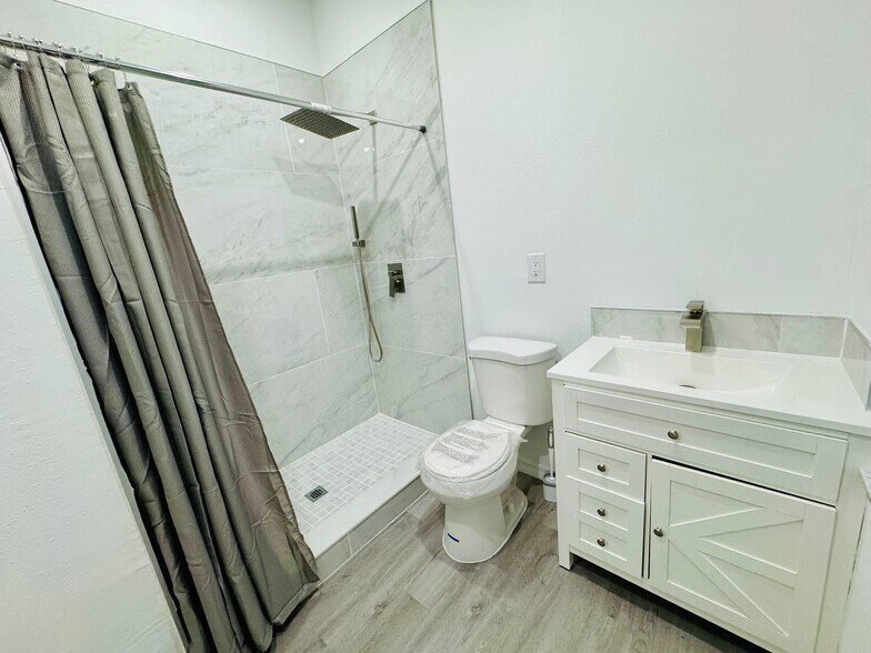 Bathroom Private Master Room - 536 Cheshire Way