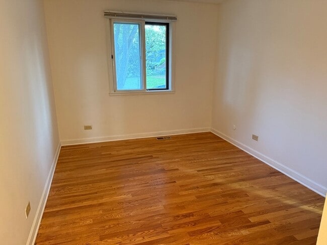 Building Photo - 728 Boxwood Dr