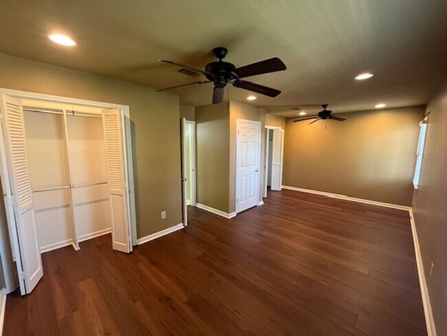 Building Photo - Elegant Colonial Style 2 Bedroom 2 and a half Bathroom Townhome in Little Rock
