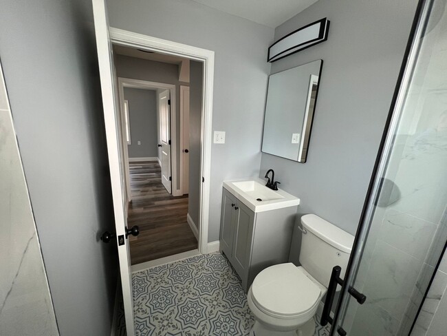 Building Photo - Renovated 4 bed 2 bath single home in levi...