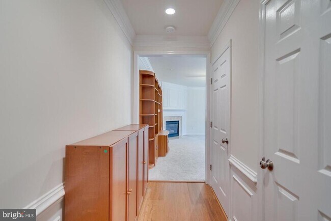 Building Photo - 7046 Falls Reach Dr