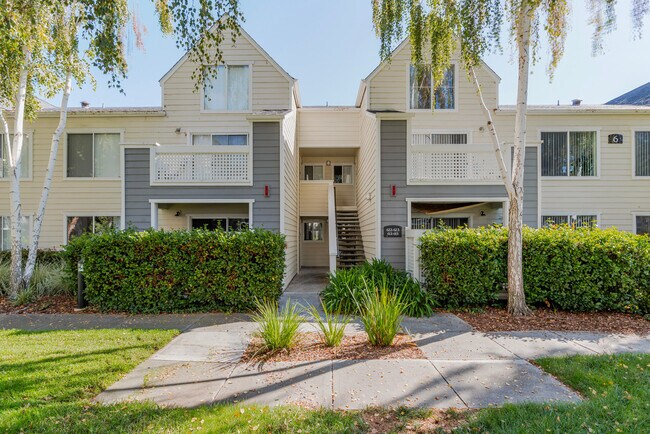 Building Photo - 900 Pepper Tree Ln