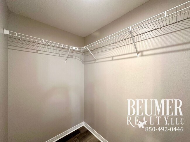 Building Photo - Home nestled in in W. Pensacola minutes fr...