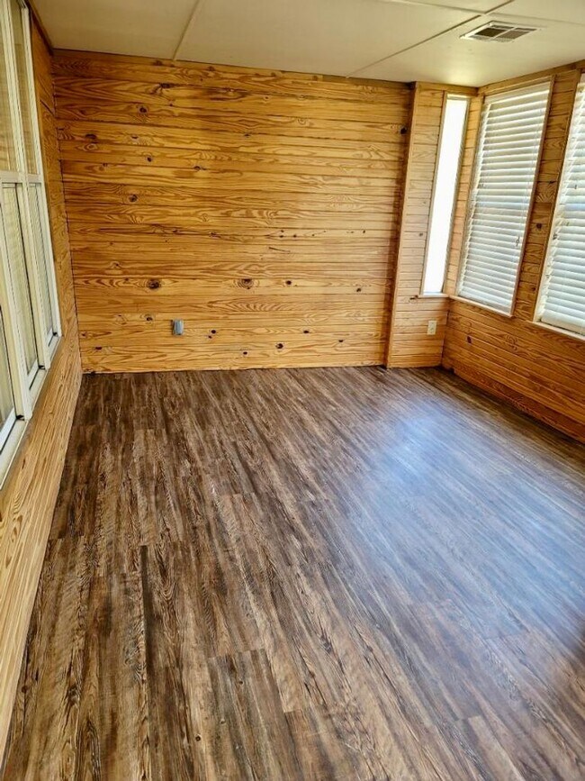 Building Photo - Beautifully Updated 3 Bedroom, 2 Bath Home with two Bonus Spaces!