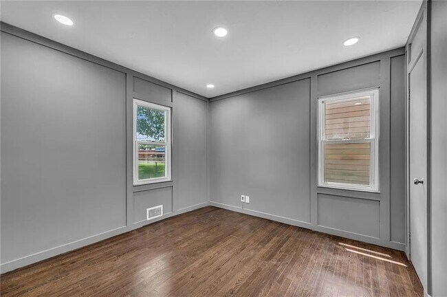 Building Photo - 114 N Emma St