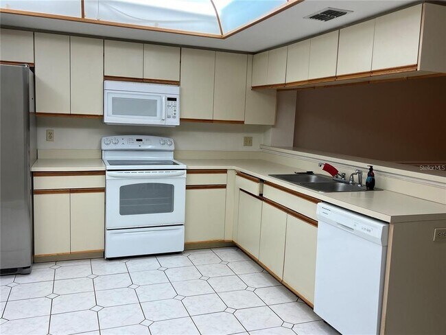Building Photo - 751 Pinellas Bayway S