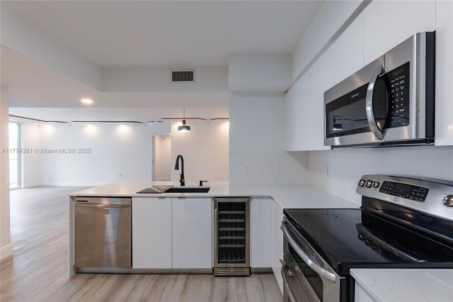 Building Photo - 1155 Brickell Bay Dr
