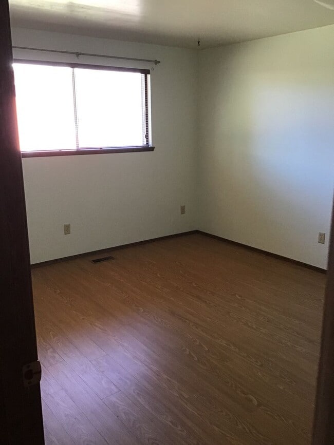 Building Photo - Large 2 bed 1 Bath