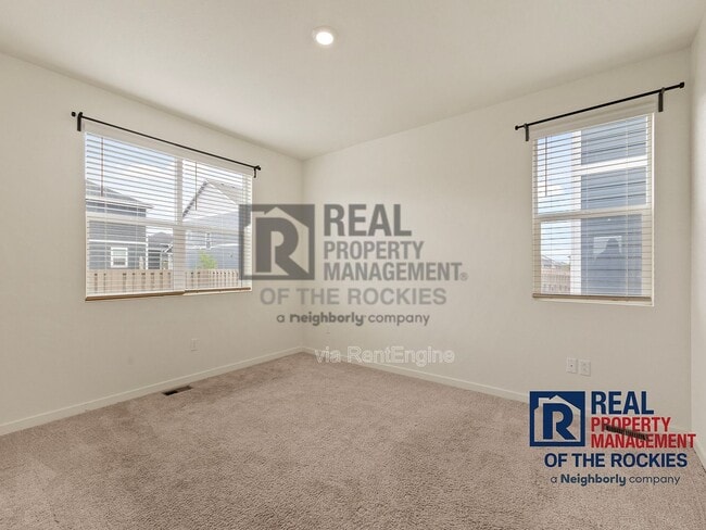 Building Photo - 920 London Wy