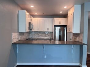 Building Photo - Spacious 1 Bedroom with Tons of Light, High Ceilings & Full Size Washer/Dryer Inside
