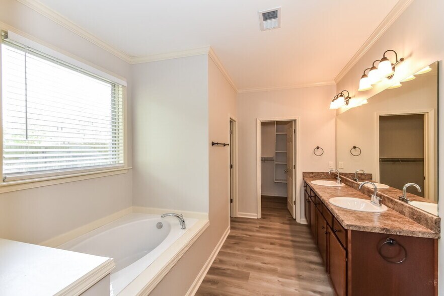 Building Photo - 1000 Cureton Dr