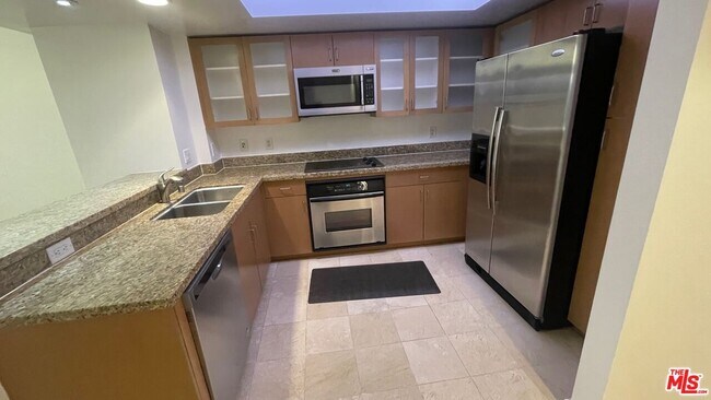 Building Photo - 13700 Marina Pointe Dr