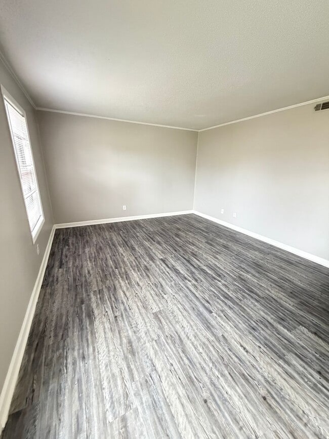 Building Photo - Oxford-2 Bedrooms