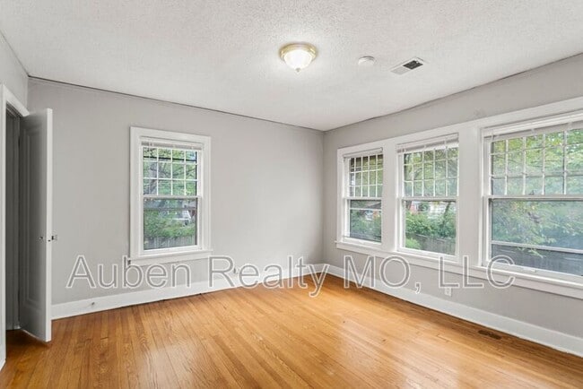 Building Photo - 5341 Holmes St