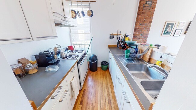Building Photo - Stunning 1BR in Historic East Rock Building | Exposed Brick | Near Yale SOM