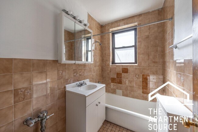 Building Photo - 739 W Belmont Ave