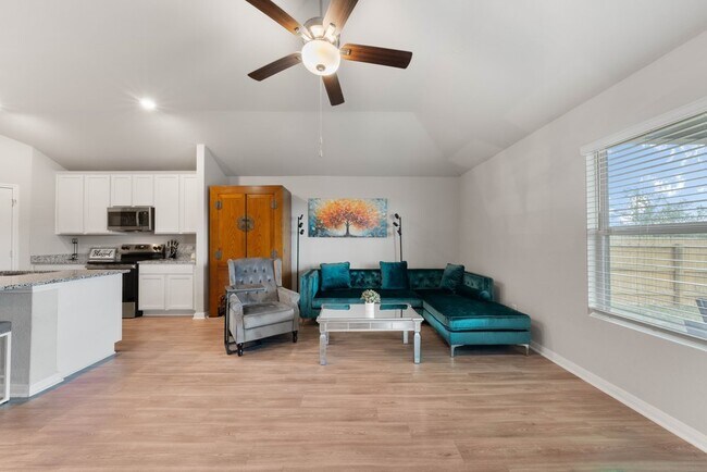 Building Photo - Stylish 3-Bed Home with Island Kitchen, Private Patio & Fenced Yard in Seguin
