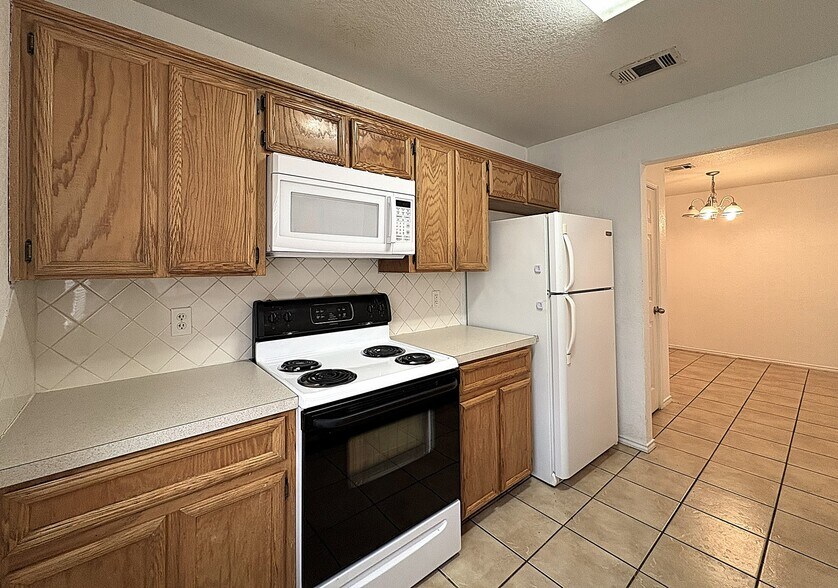 Building Photo - 931 Rosewood Dr