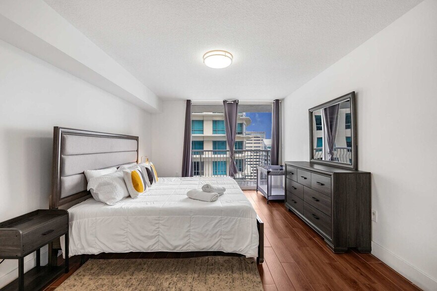 Building Photo - 1200 Brickell Bay Dr