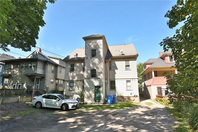 Building Photo - 290 Laburnam Crescent
