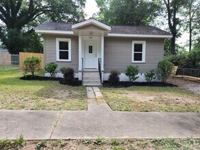 Building Photo - Lovley 3 Bedroom 2 Bath