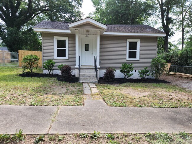 Primary Photo - Lovley 3 Bedroom 2 Bath
