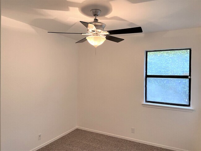 Building Photo - Spacious 3-Bedroom Home with Modern Amenit...