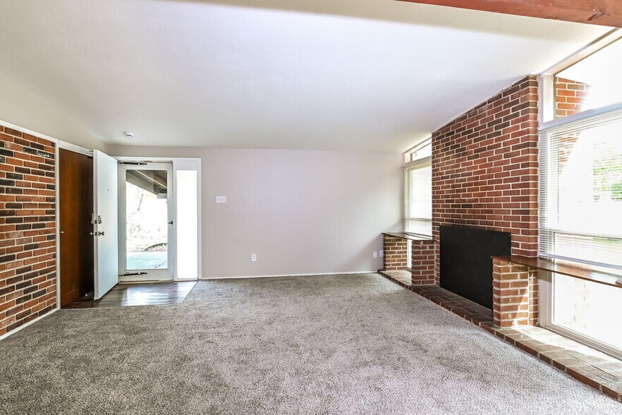Building Photo - 790 Pebble Ln