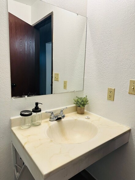 Building Photo - 2410 Rio Dr