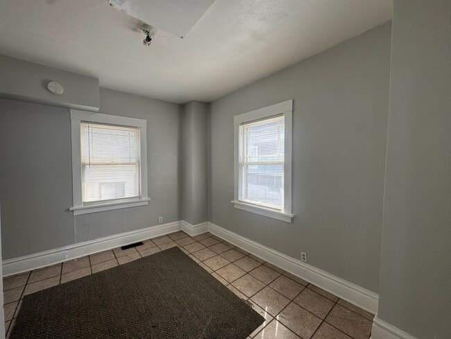 Building Photo - 321 Albert Ave