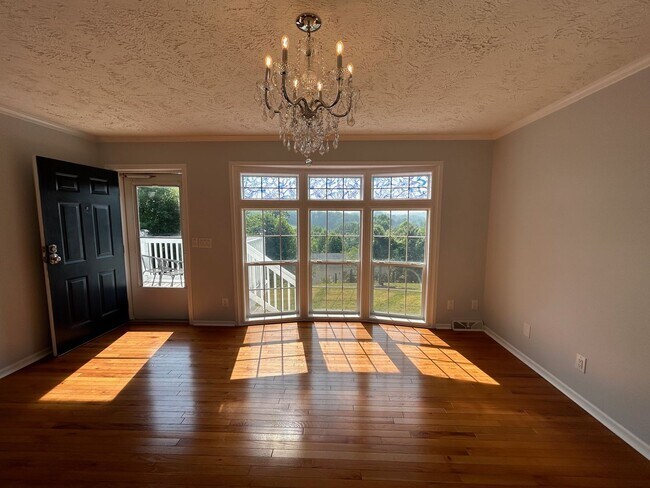 Building Photo - Leicester - Immaculate home on 3/4 acre