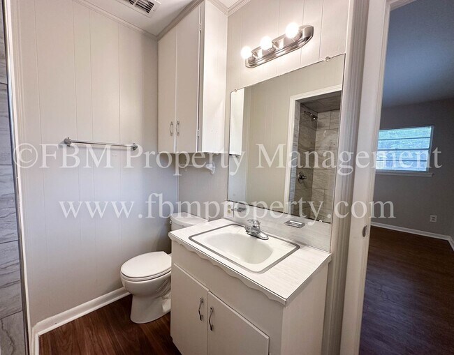 Building Photo - 1608 Hill Ln