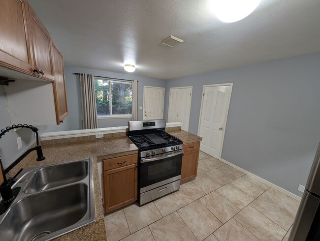 Building Photo - Large 3 Bedroom Corner Unit in The Heart of Gig Harbor! Available Now! $500 Off 1st MONTHS RENT!