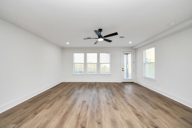 Building Photo - 5531 Nielan St