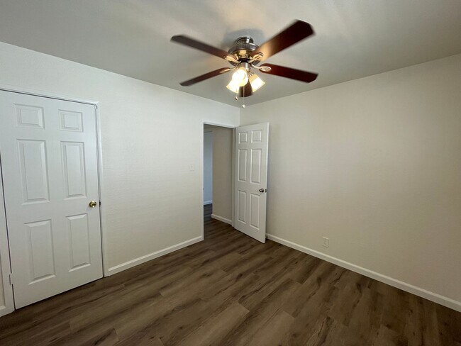 Building Photo - Centrally Located, Nicely Updated Througho...