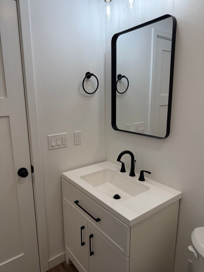 Building Photo - Brand new 3 bedroom 3 full bath townhouse in Thurston!