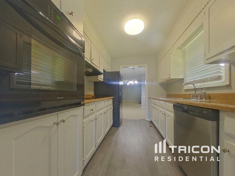 Building Photo - 490 Rocky Creek Dr