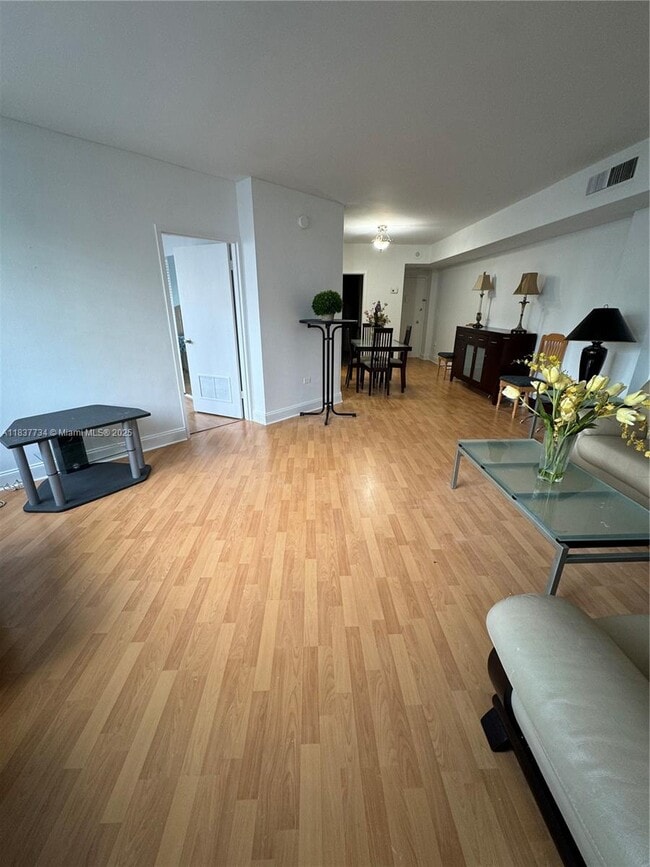 Building Photo - 825 Brickell Bay Dr