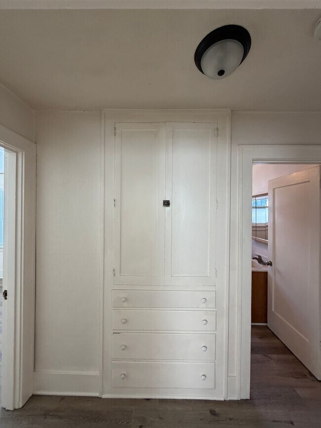 Building Photo - Large 3 bed 2 bath located close to downtown