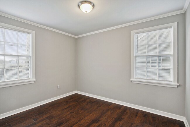 Building Photo - 2215
