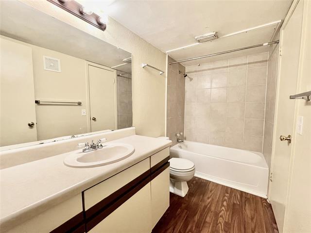 Building Photo - 800 W Collins St