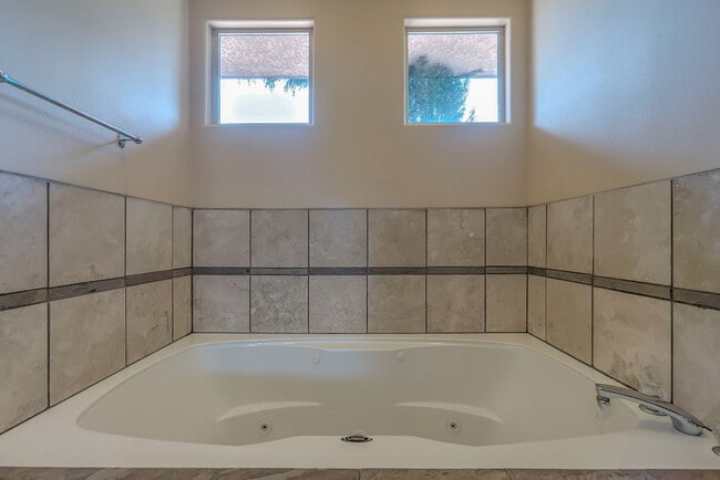 Building Photo - Gorgeous, Custom 4 bed, 3 bath Pet-Friendl...